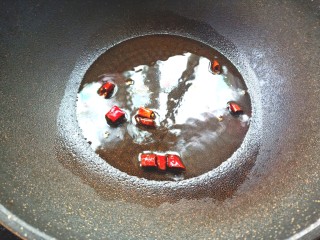 7、凉拌荠荠菜,起锅烧油，放入少许干辣椒爆香