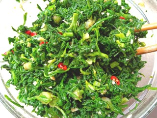 9、凉拌荠荠菜,拌匀，清香爽口，