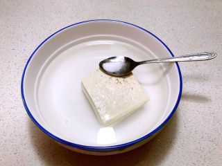 2、肉末豆腐,把豆腐放在水中，加入少许精盐浸泡2小时，可以使豆腐更瓷实，炒的时候不会碎掉