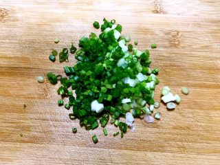 4、肉末豆腐,小葱切成末