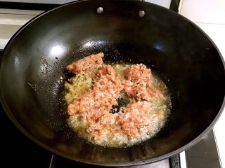 8、肉末豆腐,加入猪肉馅翻炒