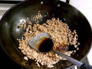 9、肉末豆腐,加入1勺生抽