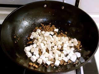 11、肉末豆腐,放入豆腐丁