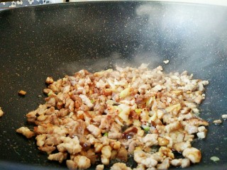 3、#猪年#辣子肉,放入切好的葱姜末继续炒出香味