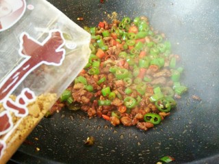 6、#猪年#辣子肉,继续炒均匀之后,出锅之前加适量的13香和食盐