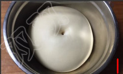 1、香葱芝士条 ,后油法和面，静置发酵至2倍大