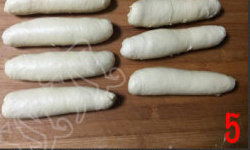 5、香葱芝士条 ,自上端向下卷起放一边静置松弛十分钟