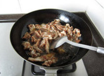 13、香辣鲈鱼,原油锅关火，冷却1、2分钟至油温5、6成热时，再次开火，下入鱼片和鱼骨滑熟