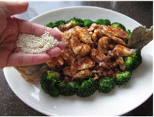 15、香辣鲈鱼,撒上适量白芝麻