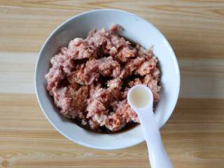 2、四喜蒸饺,猪肉、生姜洗净后切小块,一起放进料理机里绞成肉糜,再加入苹果醋、生抽、料酒、适量盐顺时针搅打上劲;