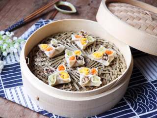 14、四喜蒸饺,成品,颜色鲜艳多彩,是不是精致的都不忍下嘴啦,嘿嘿!