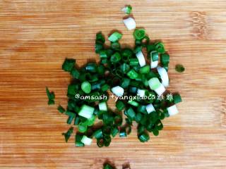 2、鸡蛋面,葱洗干净之后切成葱花备用