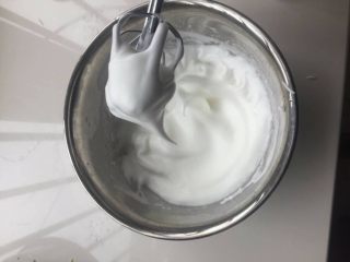 7、肉松小贝,打发好的蛋白，提起打蛋器有弯钩