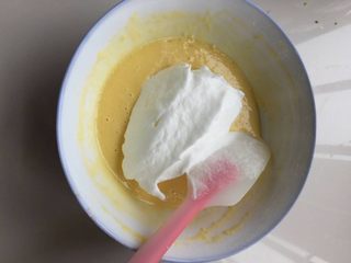 9、肉松小贝,将1/3的蛋白与蛋黄液翻拌均匀