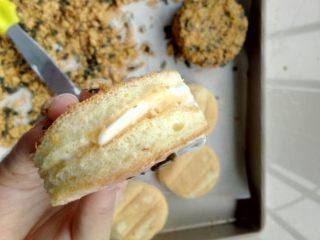 16、肉松小贝,蛋糕片上抹匀沙拉酱，两两一合，抹匀沙拉酱