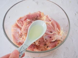 7、照烧鸡腿饭,加入半勺食用油