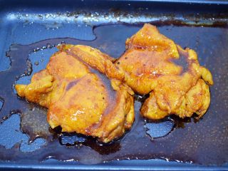 16、照烧鸡腿饭,再把粘满酱汁的鸡腿肉切块摆放在米饭上即可开吃啦