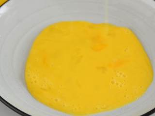 2、炸金针菇—花开富贵的造型又超级香脆，不要错过哦,鸡蛋打散。