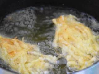 5、炸金针菇—花开富贵的造型又超级香脆，不要错过哦,锅中倒油烧热，中小火炸至金黄即可。