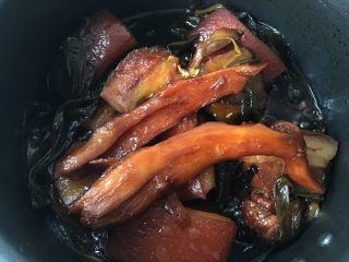 9、东坡肉,时间到了关火，锅底略有汤汁，然后领取容器，可以是小砂锅，炖盅，深点的瓷碗都可以，将葱姜挑出来铺在下面，肉块夹出来肉皮向上码在容器里，尽量整齐，将剩余汤汁浇在肉上。