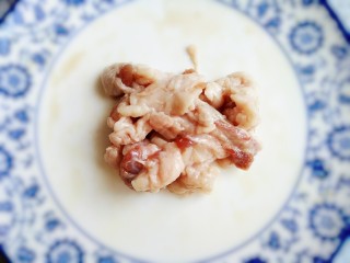 2、红焖羊肉,把肥肉部分切出来。