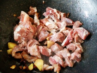 5、红焖羊肉, 把羊瘦肉放进去一起炒香。