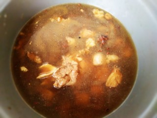 9、红焖羊肉,加水至没过羊肉两倍高