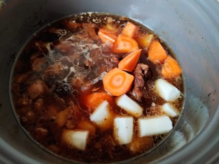 12、红焖羊肉,等羊肉熟透，把胡萝卜和山药放入