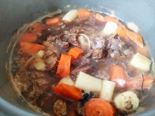 13、红焖羊肉,大火煮至熟透即可完成！