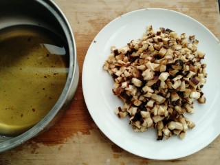 5、雪菜香菇团子,香菇切小粒，泡发香菇的水待用