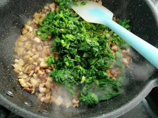 11、雪菜香菇团子,放入雪里蕻炒两分钟