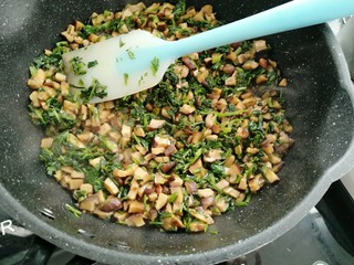 13、雪菜香菇团子,翻炒均匀即可