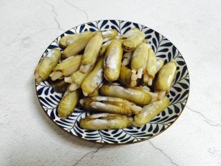 3、葱油蛏子,蛏子清洗干净沥干水分装盘备用