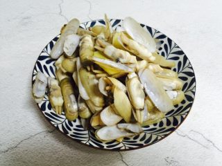 8、葱油蛏子,盛入盘里晾凉了再剥壳