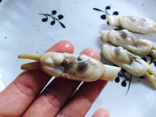 13、葱油蛏子,待蛏子晾凉后剥掉外壳和两边的黑丝
