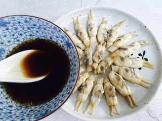 15、葱油蛏子,淋上酱汁