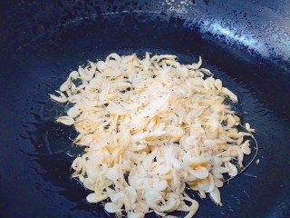 2、韭菜鸡蛋饼,虾皮用热油炒香