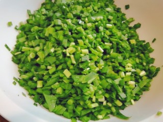 4、韭菜鸡蛋饼,韭菜切碎备用