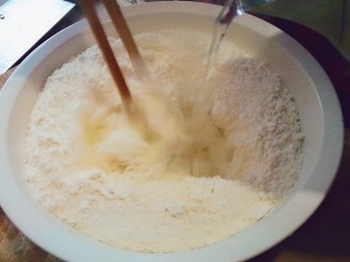 5、韭菜鸡蛋饼,用开水烫面