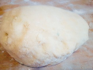 6、韭菜鸡蛋饼,不烫手的时候揉成面团静置20分钟