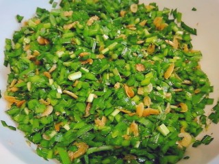 8、韭菜鸡蛋饼,搅拌均匀备用