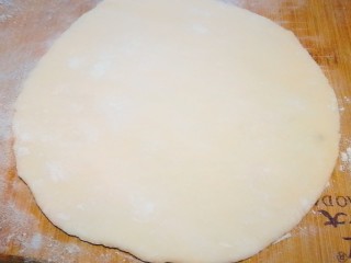 10、韭菜鸡蛋饼,擀成圆圆的薄片