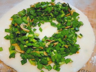 11、韭菜鸡蛋饼,把馅料铺在面皮上，中间空出来