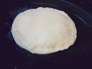 14、韭菜鸡蛋饼,热锅凉油放入饼