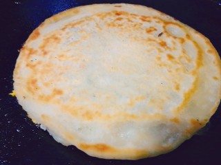 15、韭菜鸡蛋饼,煎至两面金黄就可以了