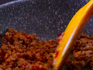 10、干煸四季豆,将肉末翻炒至变色