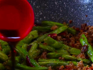 12、干煸四季豆,加入白糖少许 生抽 料酒  蚝油翻炒均匀。不用再放盐啦，因为豆瓣酱还是比较偏咸的，加上生抽和蚝油，盐份就已经足够啦