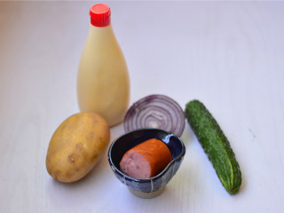 1、土豆泥沙拉,材料准备好