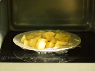 2、土豆泥沙拉,土豆切小块，放微波炉丁8分钟