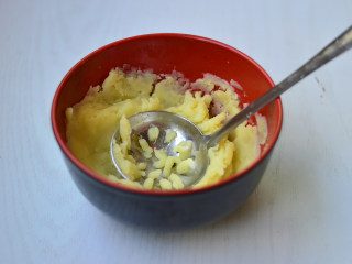 3、土豆泥沙拉,乘热压成细腻的泥状